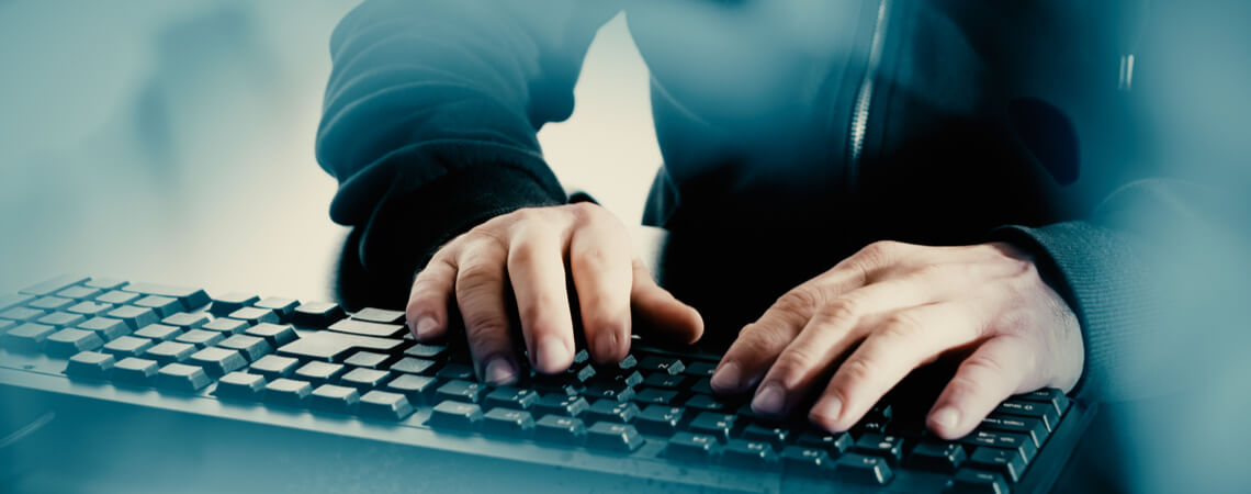 Hacker tippt auf Tastatur