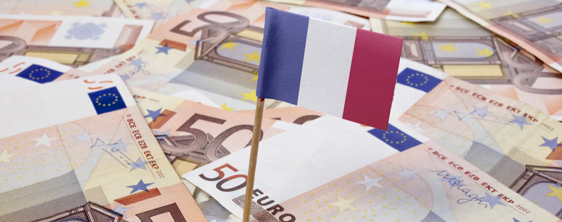 französische Flagge steckt in einem Haufen 50-Euro-Scheine