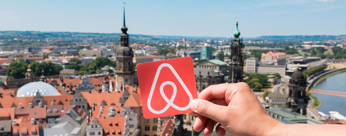 Airbnb Logo vor München Skyline