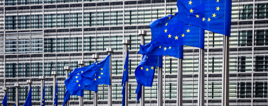 EU-Flaggen vor Gebäude