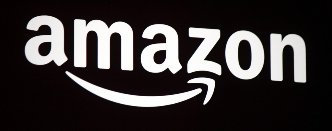 Amazon-Logo auf schwarzem Grund