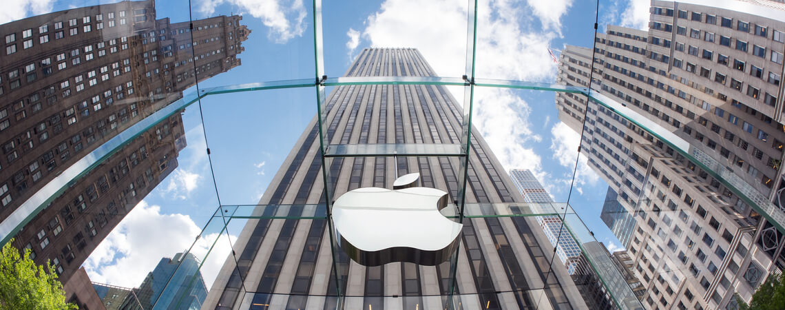 Eingang des Apple-Stores in New York mit Apple-Logo.