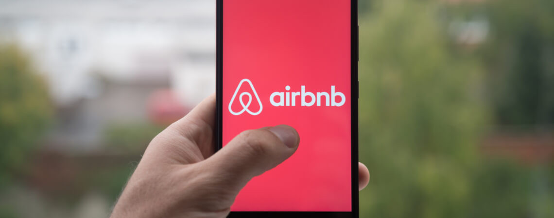 Airbnb-Logo auf einem Smartphone