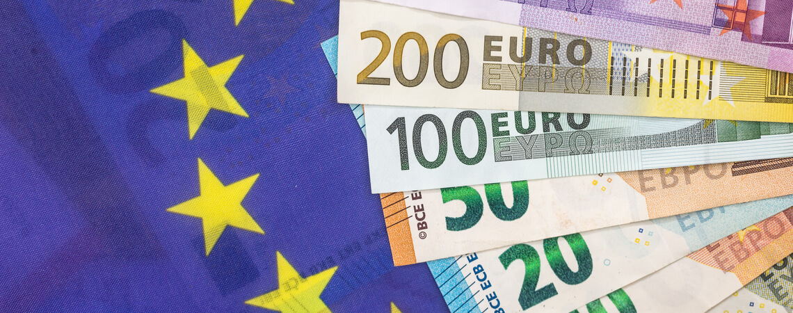 Geld auf Europaflagge
