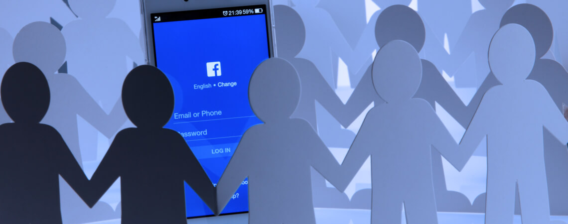 Menschen umzingeln Facebook-App
