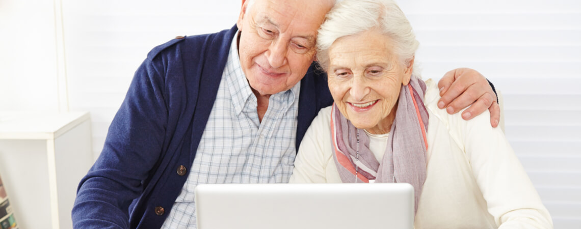 Älteres Paar mit Laptop