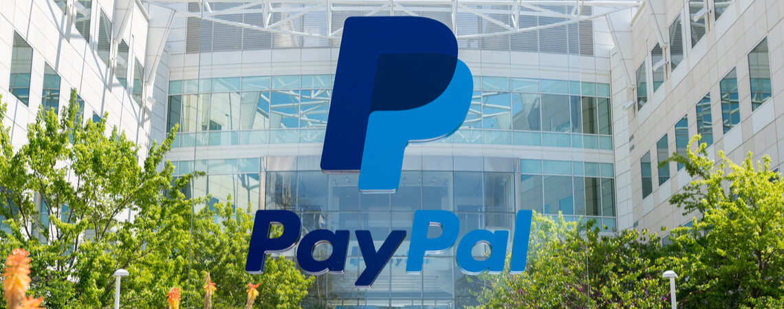 PayPal-Logo vor einem Gebäudekomplex