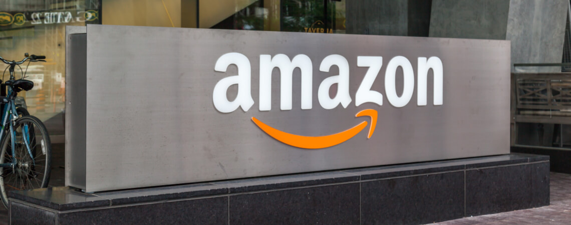 Amazon Firmenlogo vor einem Gebäude