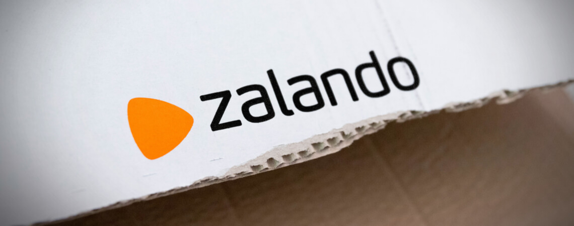 Zalando-Logo auf einem offenen Paket