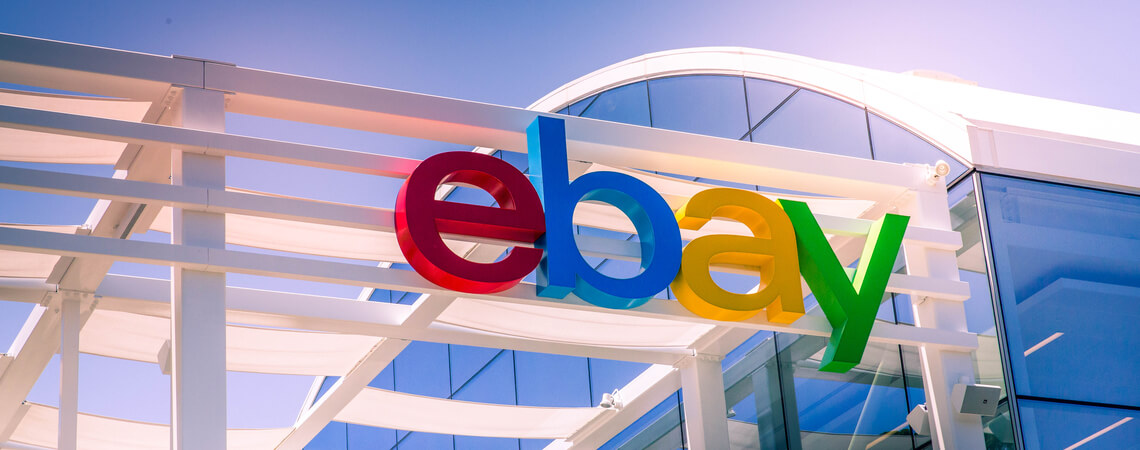 Ebay-Logo an einer Fassade