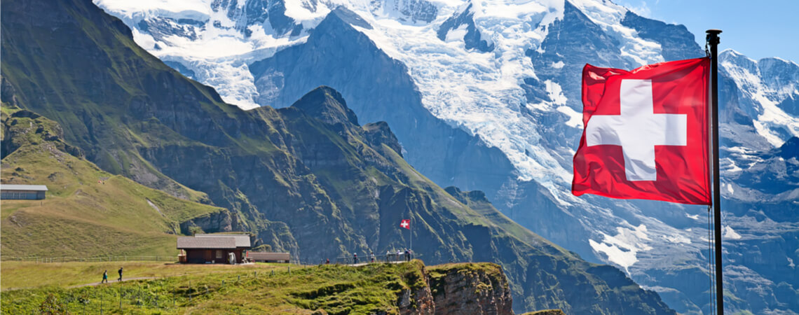 Schweizer Flagge vor Berglandschaft