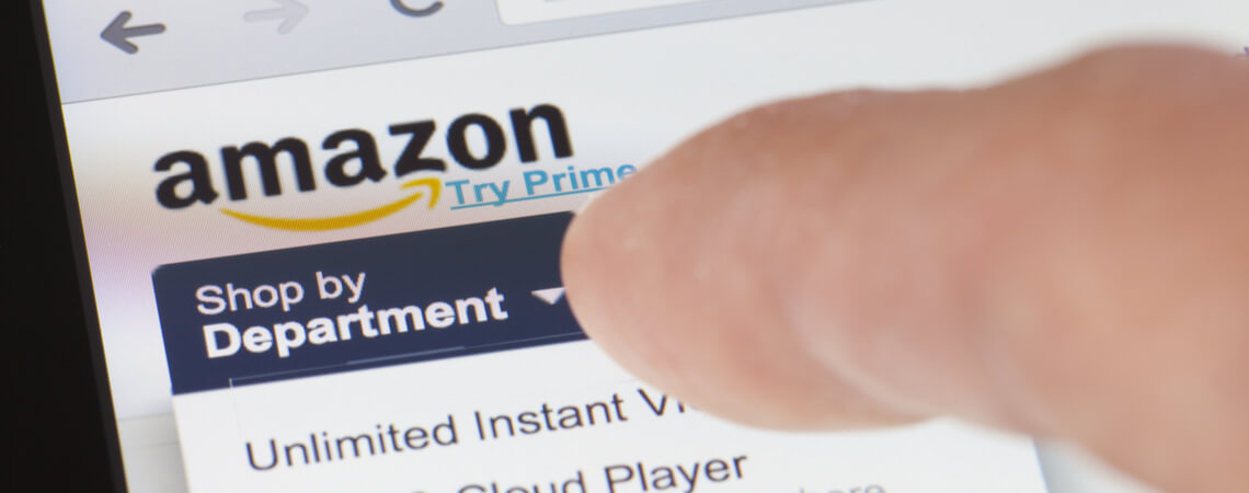 Finger drückt auf einem Tablet auf Amazon-Kategorien