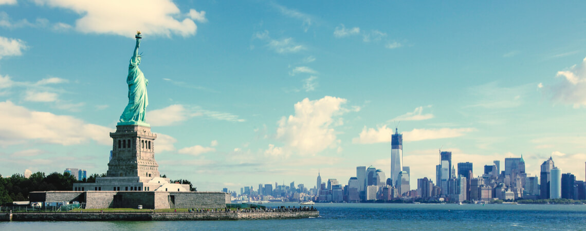 Freiheitsstatue vor New York Skyline
