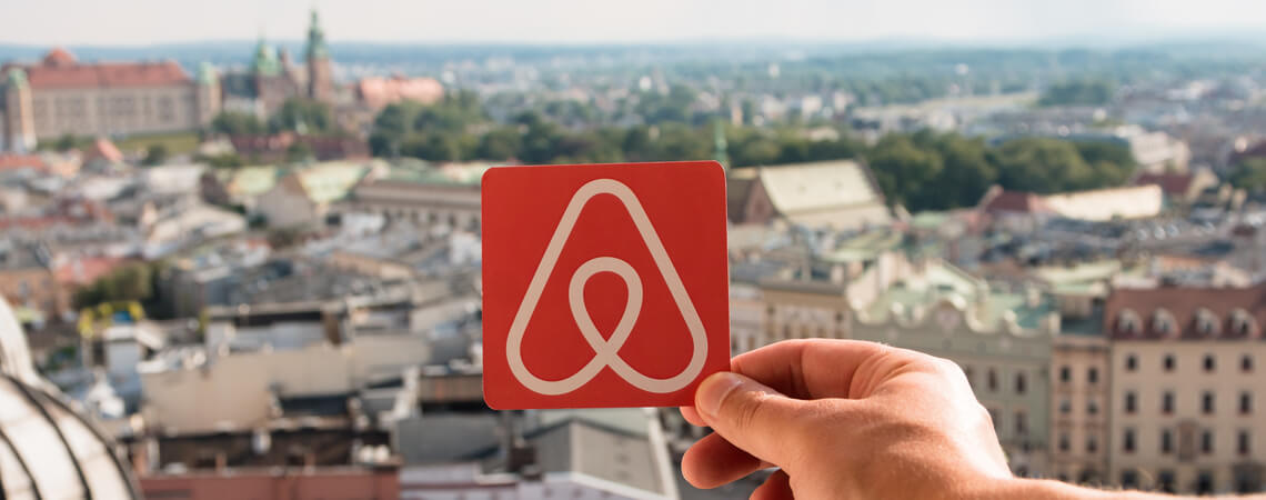 Airbnb Logo vor Stadt