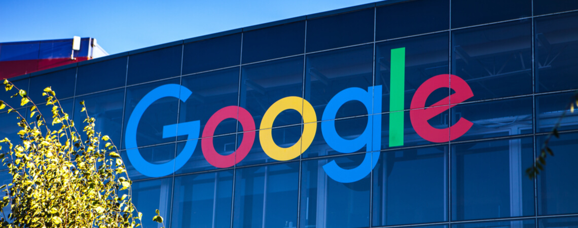 Google-Logo an einer Hauswand