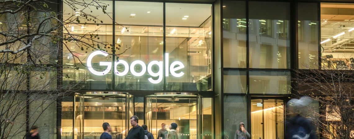 Google-Logo an einem Gebäude