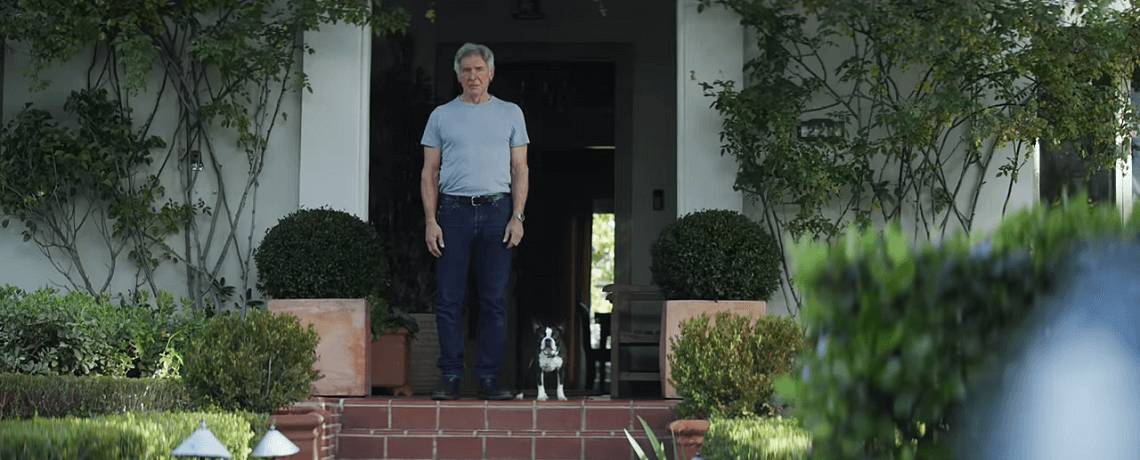 Harrison Ford und Hund im Hauseingang