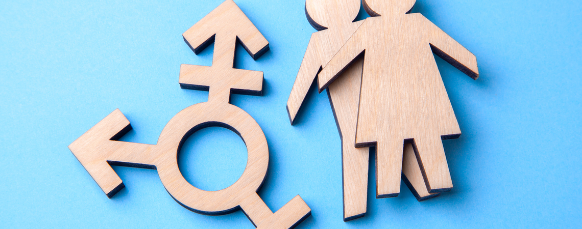 Transgender-Symbol und Mann und Frau aus Holz ausgesägt.