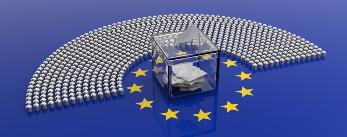 EU Wahl: Darstellung des Parlaments mit Wahlurne.