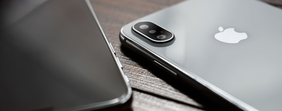 iPhone von Apple liegt auf einem Tisch