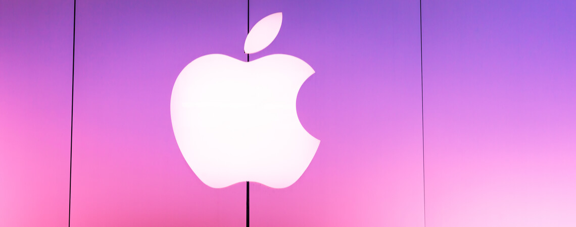weißes Apple-Logo vor pink-lila Hintergrund.