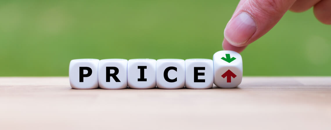  "Price" mit Pfeilen auf Würfeln dargestellt