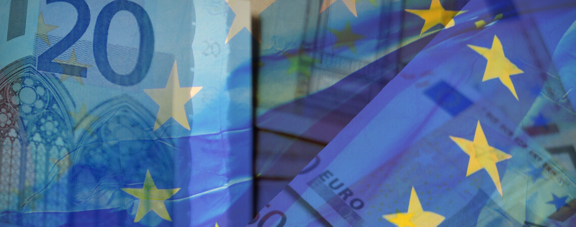 Euro-Geldscheine und EU-Flagge