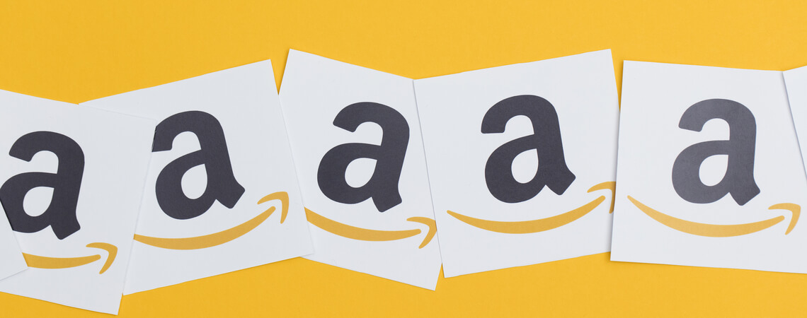 Amazon-Logos vor gelbem Hintergrund.