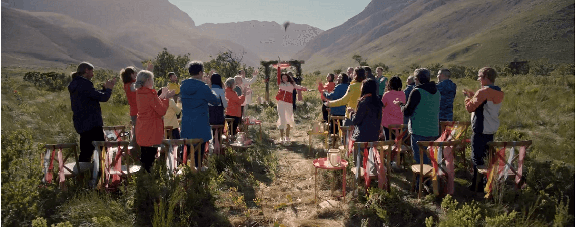 Frau wirft Brautstrauß alleine vor Altar im Freien