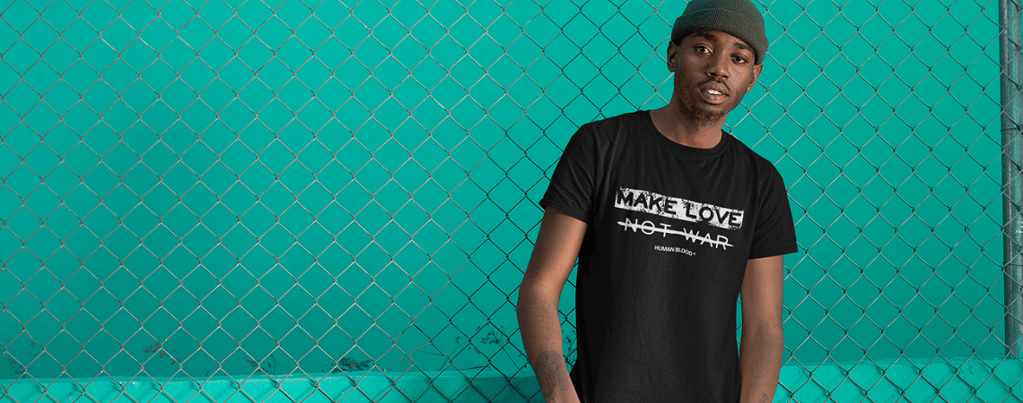 Mann trägt T-Shirt mit „Make Love not War“-Schriftzug
