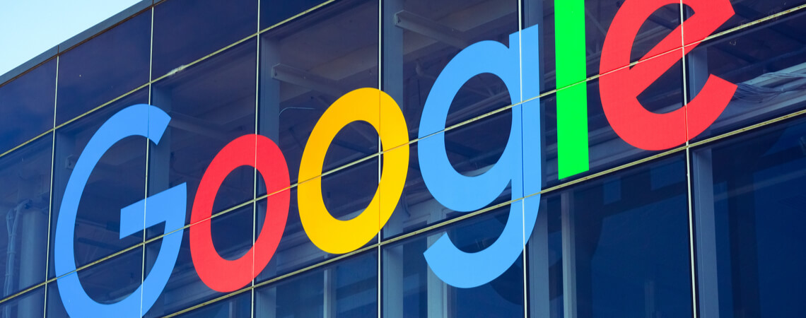 Google Logo an einer Gebäude-Fassade