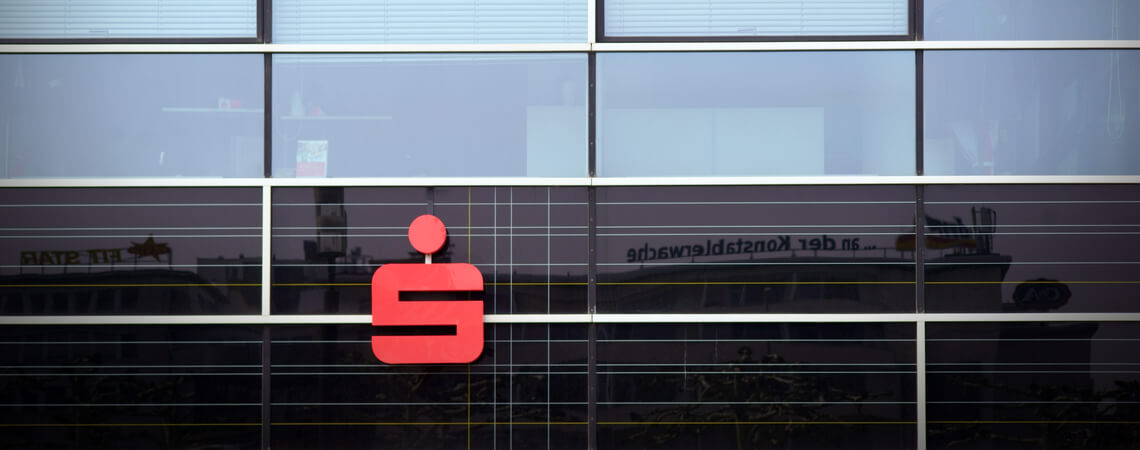 Sparkassen-Logo an einer Fassade