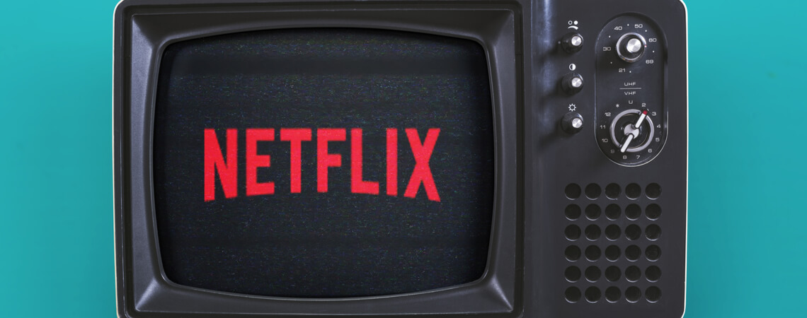 Netflix Logo auf einem Fernsehr-Bildschirm