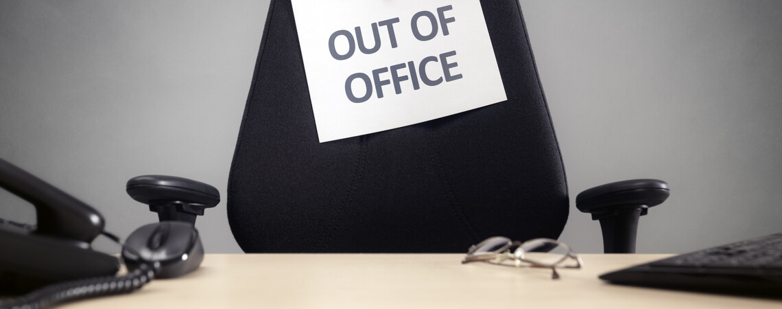 Bürostuhl mit Out-of-office-Schild