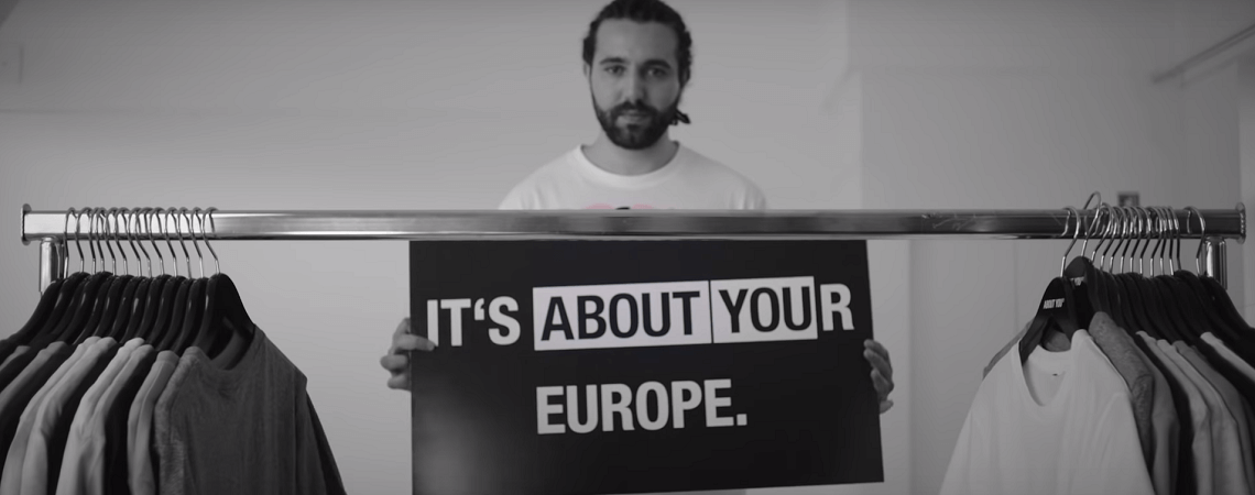 About-You Co-CEO Tarek Müller mit Schild Its About Your Europe