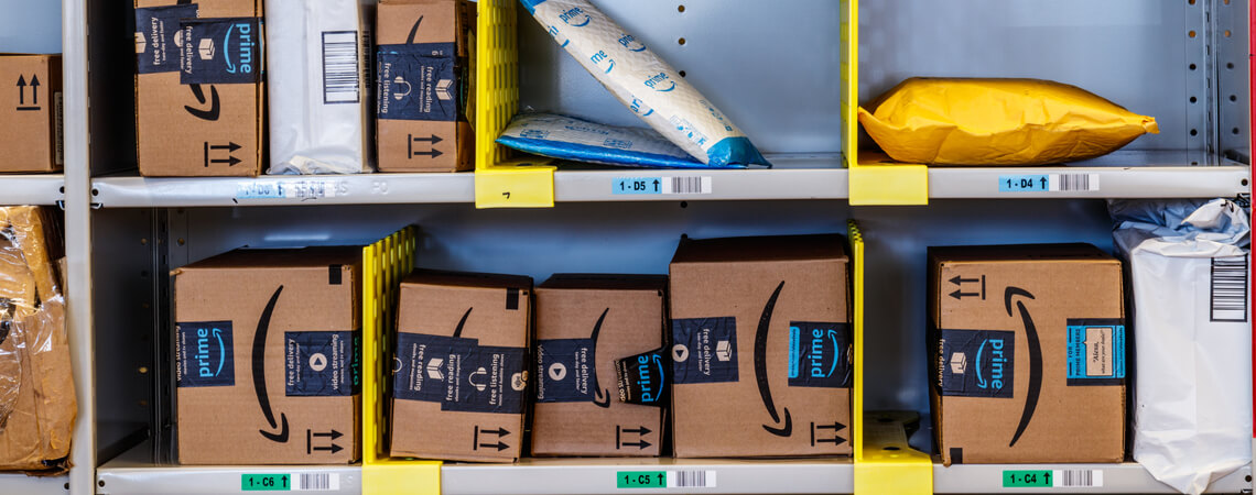 Amazon-Pakete in einem Regal
