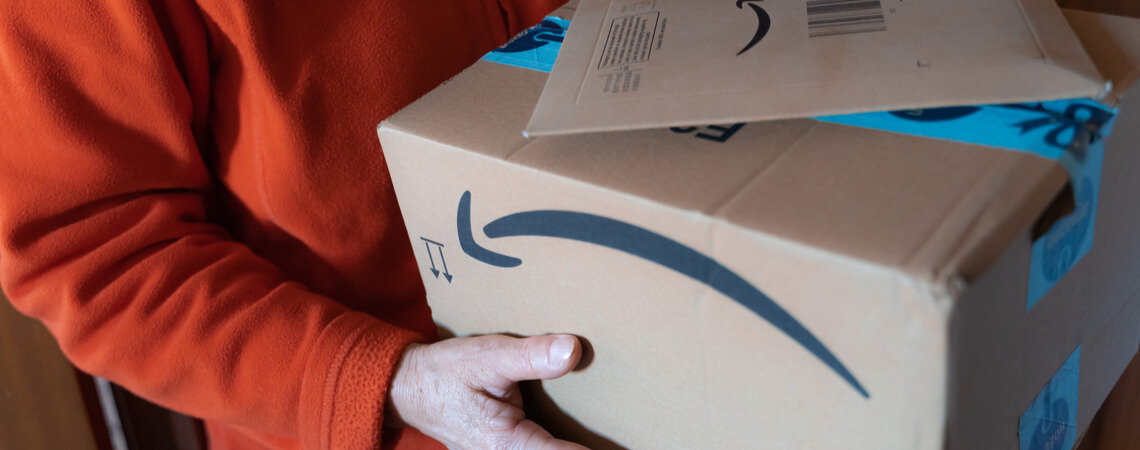 Mann mit Amazon-Paketen