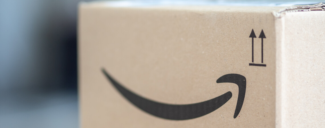 Amazon-Paket mit Lächeln darauf