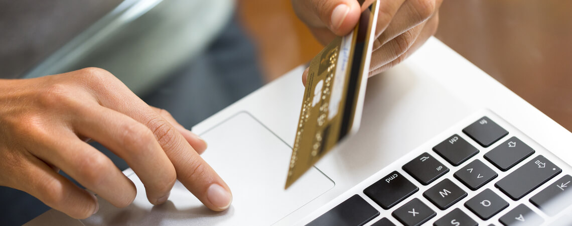 Payment am Laptop mit Kreditkarte