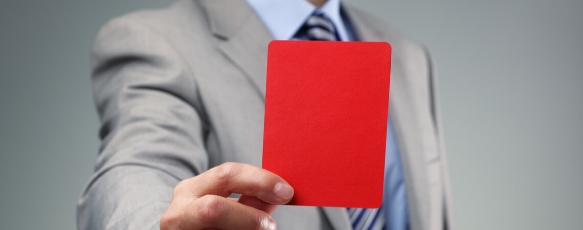 Geschäftsmann zeigt rote Karte