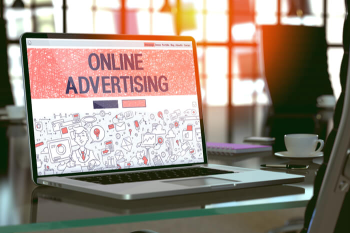 Laptop mit Online-Advertising-Schriftzug