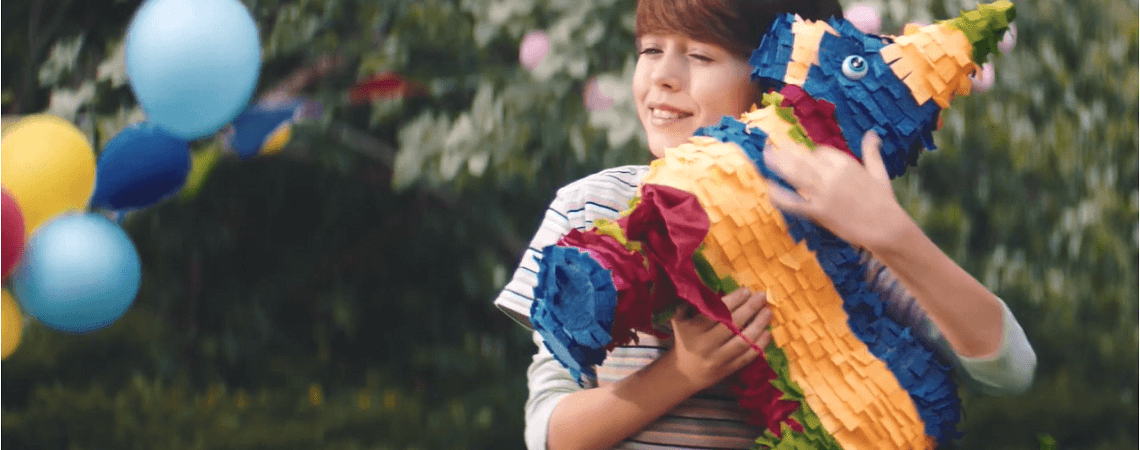 Kind hält Piñata im Arm