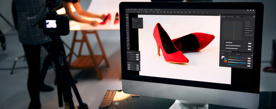 Produktfotos von einem roten Schuh werden gemacht.