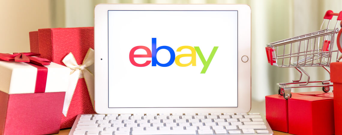 Ebay-Logo auf Tablet mit Geschenken