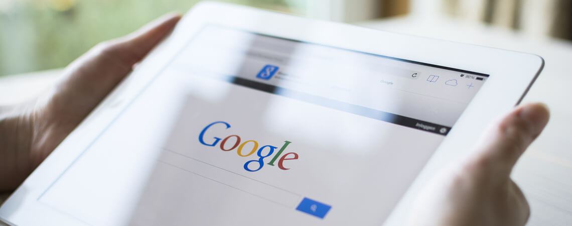 Google-Logo auf Tablet