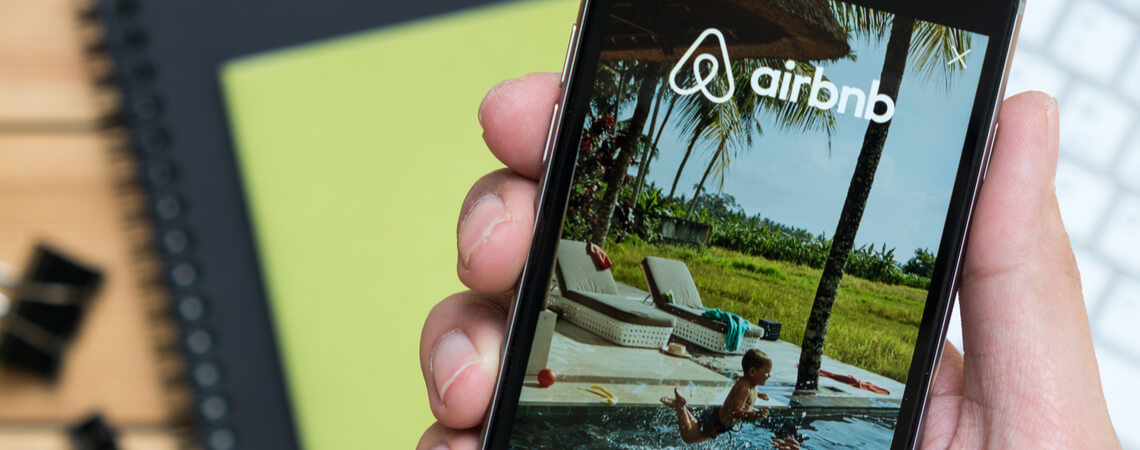 Airbnb-App auf Smartphone