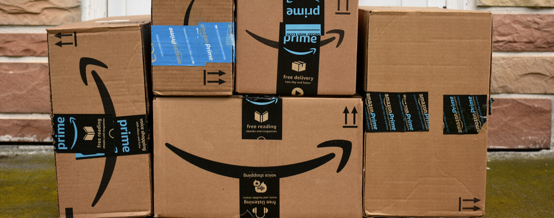Viele Amazon-Pakete auf einem Stapel