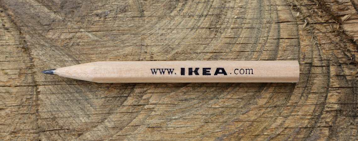 Ikea-Bleistift auf einem hölzernen Grund