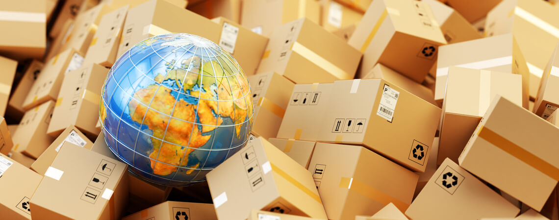 Globus liegt auf einem Haufen von Paketen