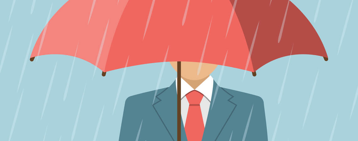 Geschäftsmann mit rotem Regenschirm steht im Regen.